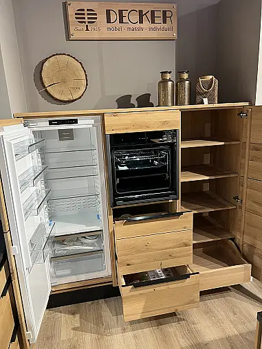Massivholzküche mit Kochinsel und Natursreinarbeitsplatten