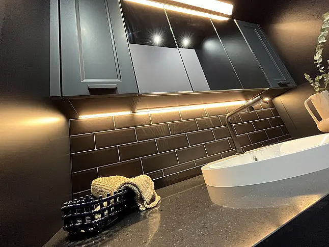 Exklusives Badezimmer / Waschtisch / Alibert / Midi-Schrank - LED-Beleuchtungen - Quarzstein-Platte