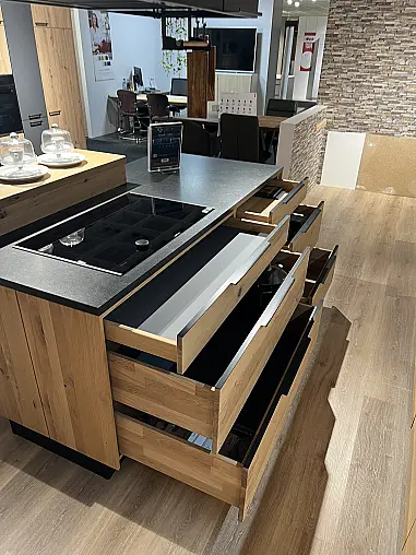 Massivholzküche mit Kochinsel und Natursreinarbeitsplatten