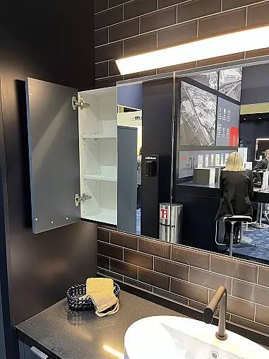 Exklusives Badezimmer / Waschtisch / Alibert / Midi-Schrank - LED-Beleuchtungen - Quarzstein-Platte