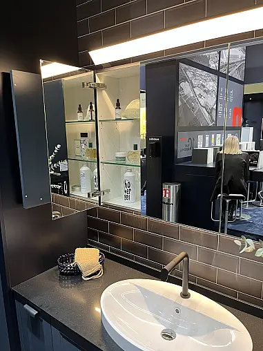 Exklusives Badezimmer / Waschtisch / Alibert / Midi-Schrank - LED-Beleuchtungen - Quarzstein-Platte
