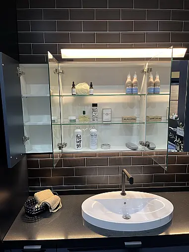 Exklusives Badezimmer / Waschtisch / Alibert / Midi-Schrank - LED-Beleuchtungen - Quarzstein-Platte