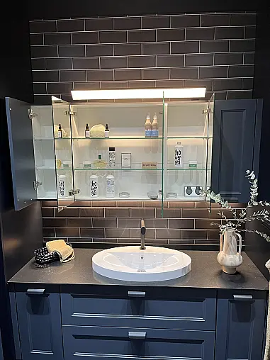 Exklusives Badezimmer / Waschtisch / Alibert / Midi-Schrank - LED-Beleuchtungen - Quarzstein-Platte