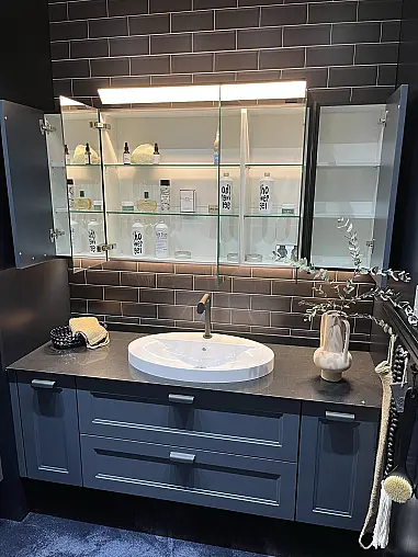 Exklusives Badezimmer / Waschtisch / Alibert / Midi-Schrank - LED-Beleuchtungen - Quarzstein-Platte