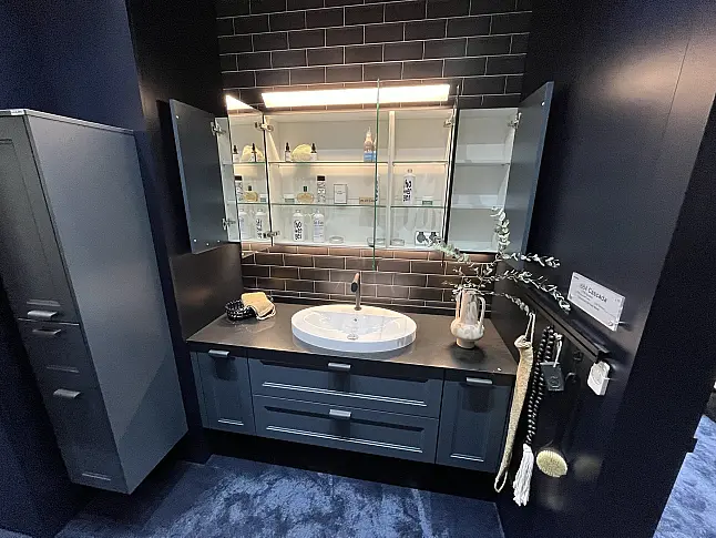 Exklusives Badezimmer / Waschtisch / Alibert / Midi-Schrank - LED-Beleuchtungen - Quarzstein-Platte