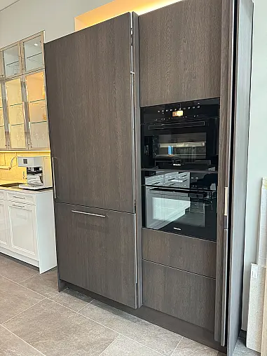 Exklusive, elegante, weiße Hochglanz-Küche von SieMatic mit Insel + Virtinen + Bartheke