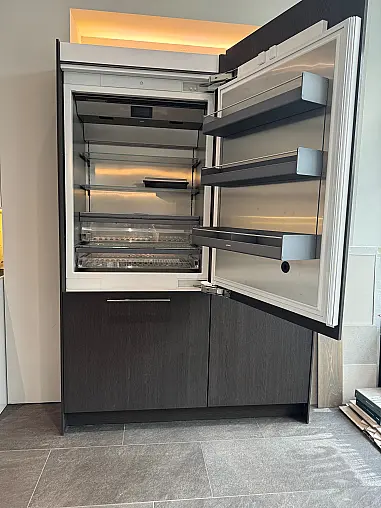 Exklusive, elegante, weiße Hochglanz-Küche von SieMatic mit Insel + Virtinen + Bartheke