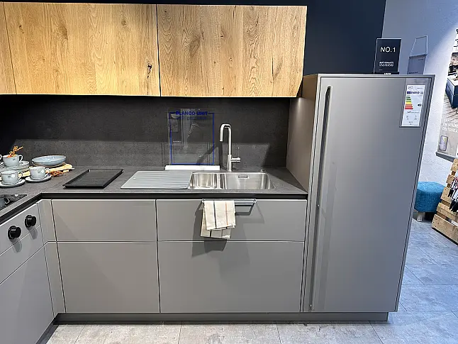 Contino Einbauküche in Fenix mit Echtholz-Hängeschränken und Echtbeton-Inselblock | AUSSTELLUNGSSTÜCK