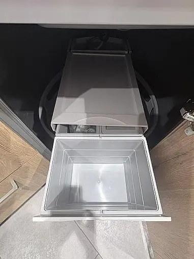 Schöne U Küche in Eiche Ventura NB mit Magnolie abgesetzt inkl. Geräte, Spüle usw.