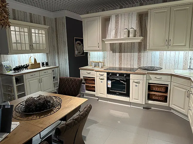 Front in Magnolia gewischt mit Eichefarbener Arbeitsplatte