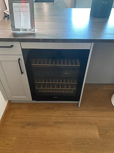 Ausstellungsküche in L Form Im Landhausstil,  Holz  Rahmen Esche massiv, Füllung furniert, perlgrau