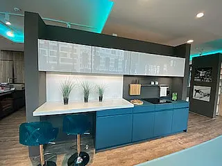 Moderne Grifflose Küche mit Zeile, Insel und Hochschrankblock