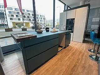 Moderne Grifflose Küche mit Zeile, Insel und Hochschrankblock