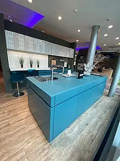 Moderne Grifflose Küche mit Zeile, Insel und Hochschrankblock