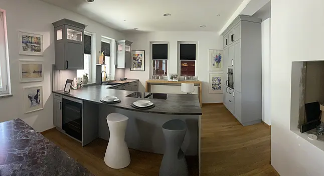 Ausstellungsküche in L Form Im Landhausstil,  Holz  Rahmen Esche massiv, Füllung furniert, perlgrau