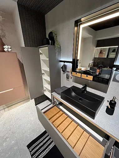 Exklusives Badezimmer - Messestück - viel LED-Beleuchtung - Keramik-Platte - sofort verfügbar