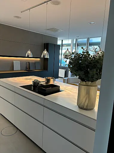 Kochinsel mit Küchenzeile Hochschrank und Geschirrschrank