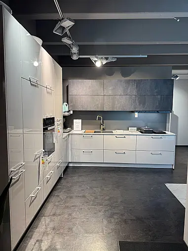 Designküche in L-Form mit Miele-Technik – Abverkauf aus Ausstellung