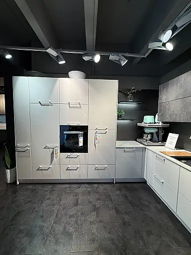 Designküche in L-Form mit Miele-Technik – Abverkauf aus Ausstellung