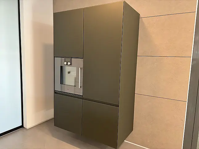 Kochinsel mit Küchenzeile Hochschrank und Geschirrschrank