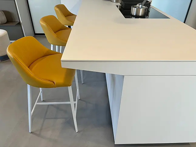 Kochinsel mit Küchenzeile Hochschrank und Geschirrschrank