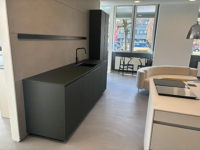 Kochinsel mit Küchenzeile Hochschrank und Geschirrschrank