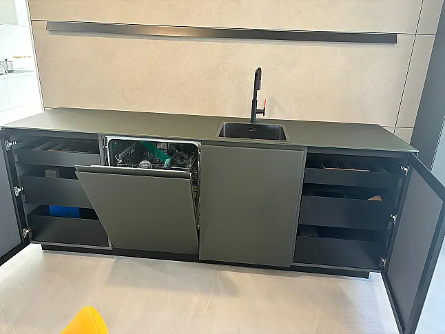 Kochinsel mit Küchenzeile Hochschrank und Geschirrschrank