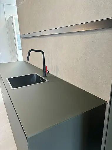 Kochinsel mit Küchenzeile Hochschrank und Geschirrschrank