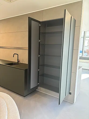 Kochinsel mit Küchenzeile Hochschrank und Geschirrschrank