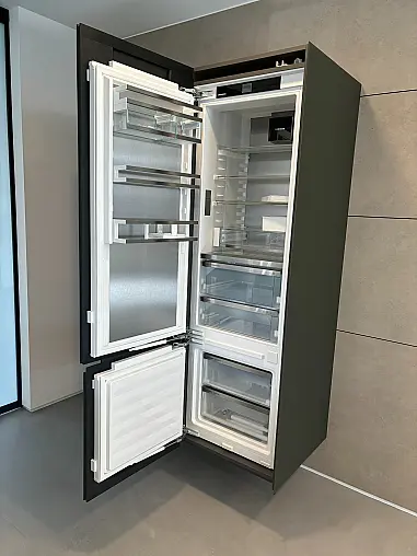 Kochinsel mit Küchenzeile Hochschrank und Geschirrschrank