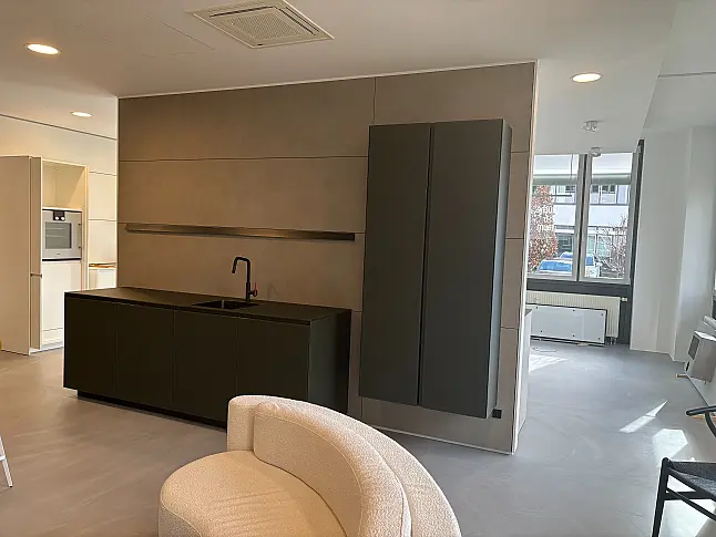 Kochinsel mit Küchenzeile Hochschrank und Geschirrschrank