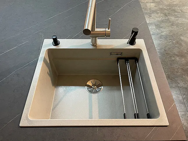 Grifflose Hochglanz Küche mit Marmor Optik