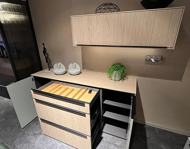 Exklusives Esszimmer - Messestück - Sideboard - Tischgruppe mit 6 Stühlen- indirekte LED-Beleuchtung