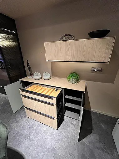 Exklusives Esszimmer - Messestück - Sideboard - Tischgruppe mit 6 Stühlen- indirekte LED-Beleuchtung