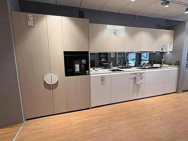 Hochwertige Küche mit 2 cm Massiv Keramik Arbeitsplatte , Spiegelrückwand und Geräten von Siemens und Berbel