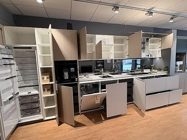 Hochwertige Küche mit 2 cm Massiv Keramik Arbeitsplatte , Spiegelrückwand und Geräten von Siemens und Berbel