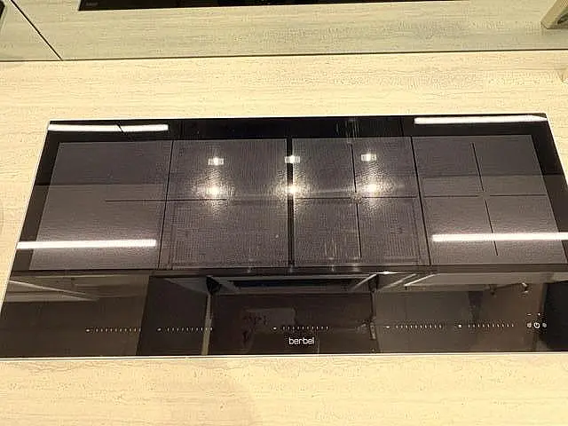 Hochwertige Küche mit 2 cm Massiv Keramik Arbeitsplatte , Spiegelrückwand und Geräten von Siemens und Berbel