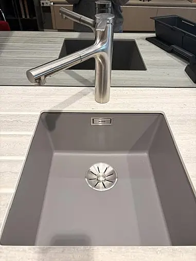 Hochwertige Küche mit 2 cm Massiv Keramik Arbeitsplatte , Spiegelrückwand und Geräten von Siemens und Berbel