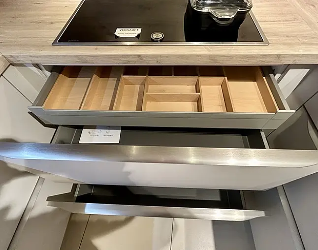 Elegante U-Küche in Satin-Matt mit durchdachtem Stauraumkonzept
