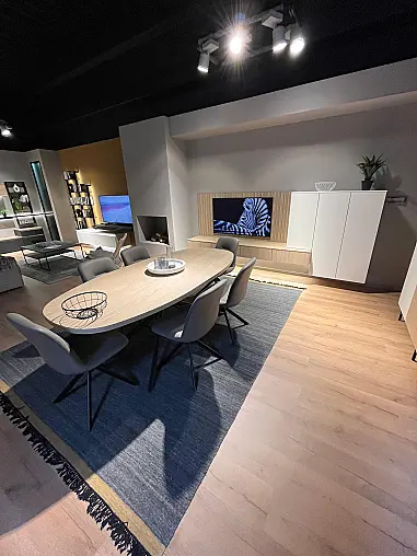 Exklusive Wohnwand / Esszimmer  - Tisch  mit 6 Stühlen - viel LED-Beleuchtungen - Messestück - sofort verfügbar