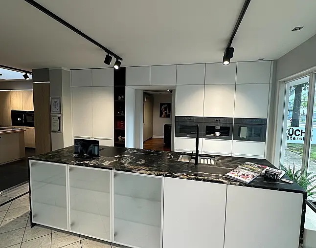 Designküche mit Glasoptikfront und Belvedere Natursteinplatte