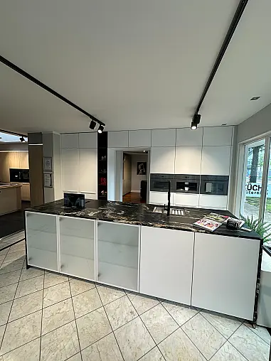 Designküche mit Glasoptikfront und Belvedere Natursteinplatte
