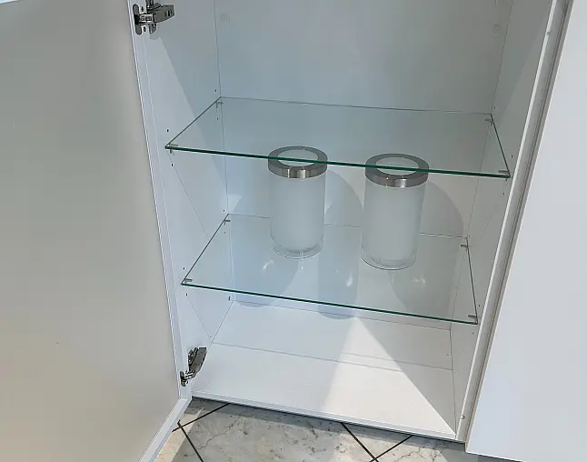 Designküche mit Glasoptikfront und Belvedere Natursteinplatte