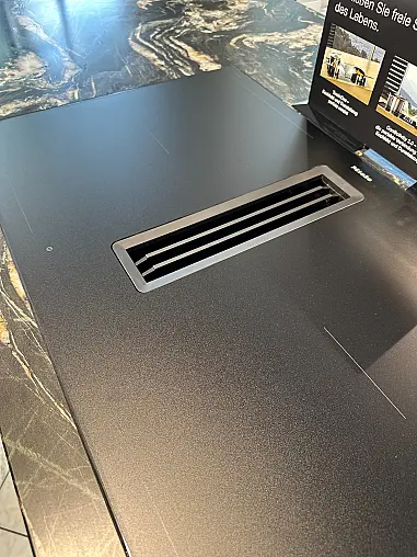 Designküche mit Glasoptikfront und Belvedere Natursteinplatte