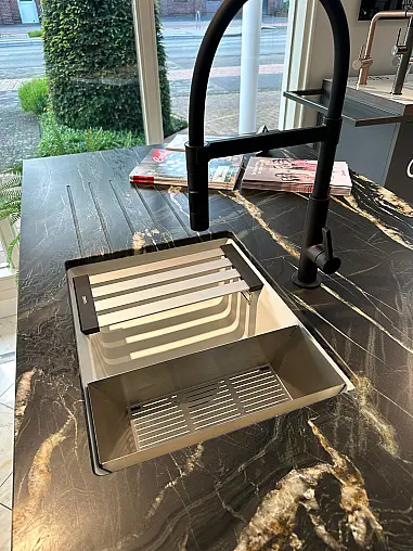Designküche mit Glasoptikfront und Belvedere Natursteinplatte