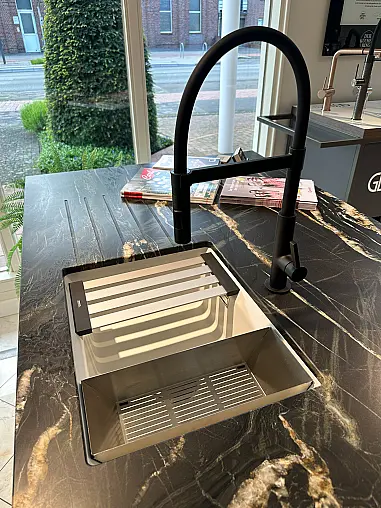Designküche mit Glasoptikfront und Belvedere Natursteinplatte