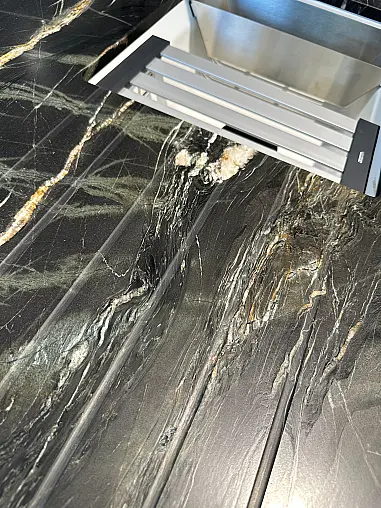 Designküche mit Glasoptikfront und Belvedere Natursteinplatte