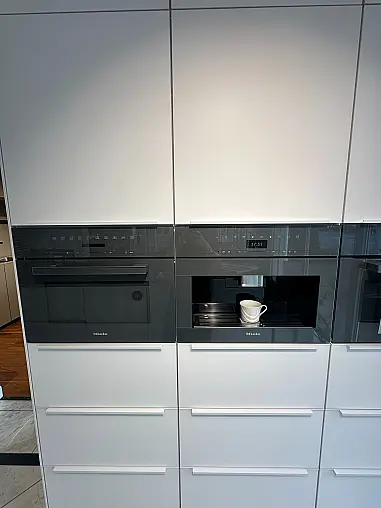 Designküche mit Glasoptikfront und Belvedere Natursteinplatte