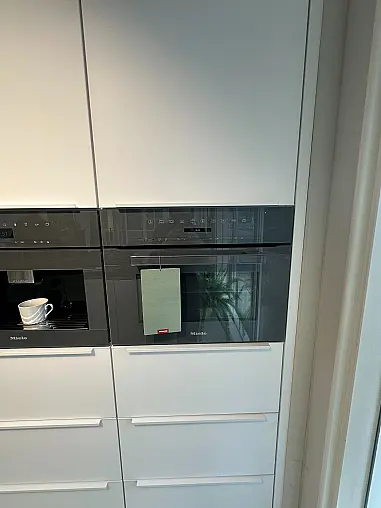 Designküche mit Glasoptikfront und Belvedere Natursteinplatte