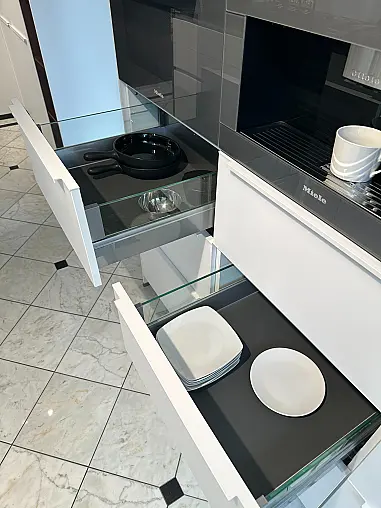 Designküche mit Glasoptikfront und Belvedere Natursteinplatte